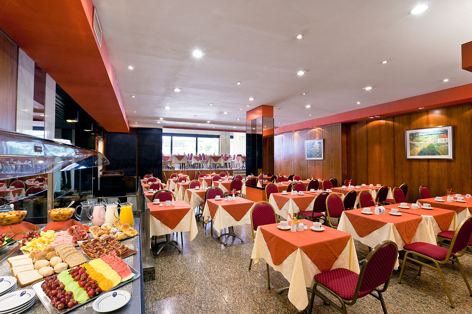 foto-Arquitectura-Interior-Hotel-000569 INTERIOR DE UN HOTEL A 4 ESTRELLAS EN EL CENTRO DE BUENOS AIRES, ARGENTINA. DESAYUNADOR.