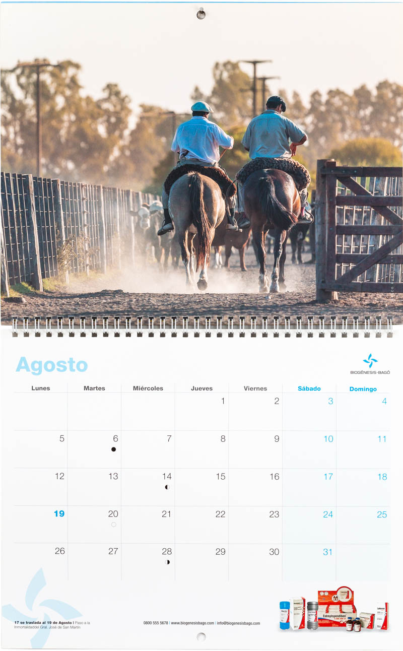 Mes de agosto del Calendario empresarial Biogénesis-Bagó con una imagen de 2 peones trabajando en un feed-lot del Banco de imágenes de Marco Guoli, Argentina