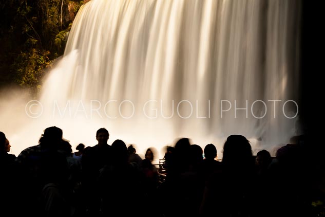 Turistas mirando al salto Bossetti, Cataratas del Iguazú, Misiones, Argentina