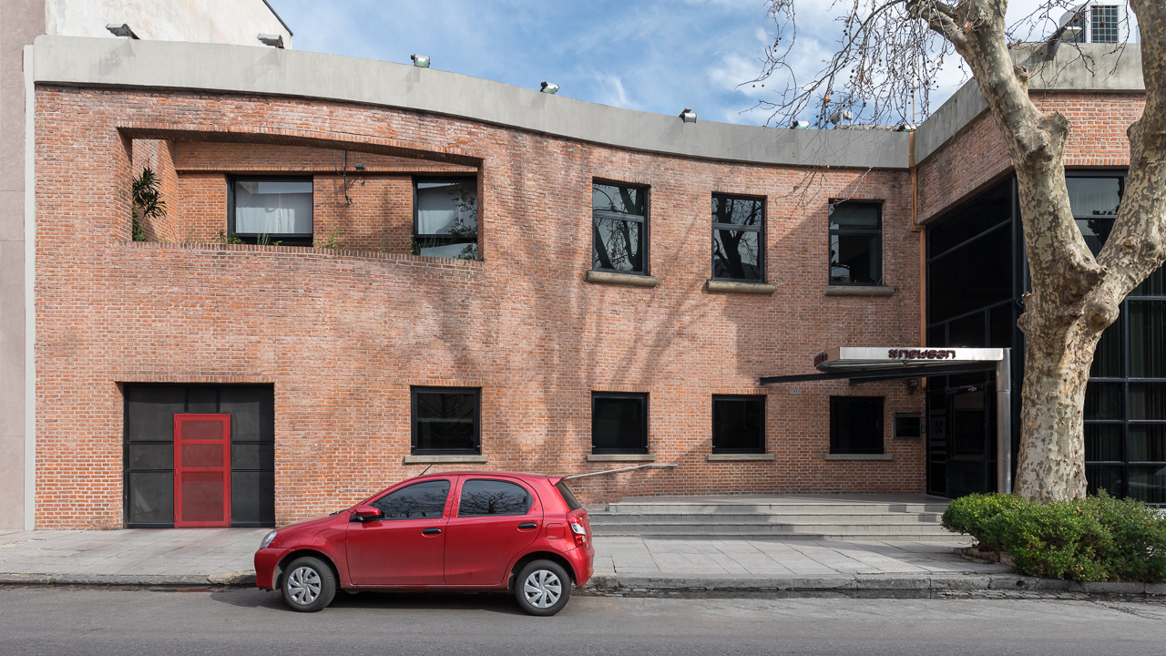 Foto de la arquitectura exterior de la empresa Newsan, Buenos AIres, Argentina