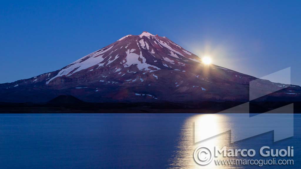 foto de Laguna Diamante y puesta de luna llena, Mendoza, Argentina, es la mejor imagen 2010 del fotógrafo Marco Guoli