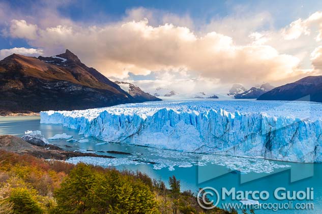 Gigantografía de un paisaje de del Glaciar Perito Moreno del Banco de imágenes del fotógrafo Marco Guoli usada como Cuadro para un restaurante en Buenos Aires