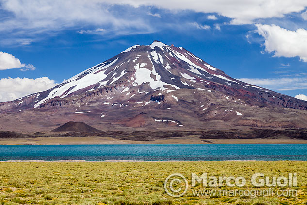 El mes de noviembre del Calendario Argentina 2014 muestra una foto de laguna diamante, Mendoza