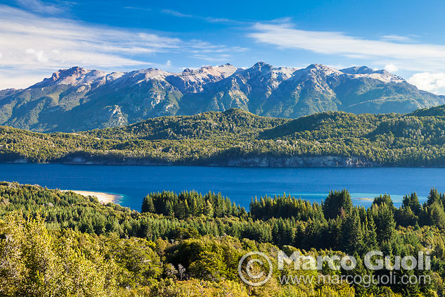 El mes de enero del Calendario Argentina 2014 muestra una foto del lago Nahuel Huapi, Neuquén