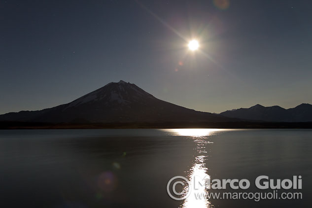 foto de Laguna Diamante y el volcán Maipo por la madrugada, con fuerte contra luz