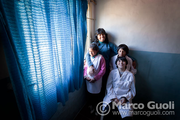 Fotografía documental con chicos y su maestra de apoyo escolar, Dique Luján, Tigre, Provincia de Buenos Aires