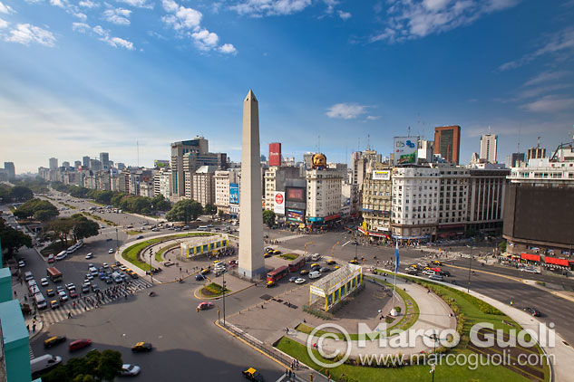 Fotografía de calidad profesional en alta resolución del Banco de imágenes de Marco Guoli, Argentina, con el obelisco y la Avenida 9 de Julio