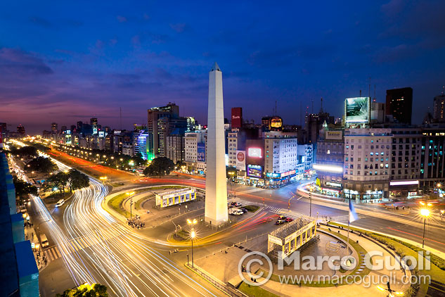 Fotografía de calidad profesional en alta resolución del Banco de imágenes de Marco Guoli, Argentina, con el obelisco y la Avenida 9 de Julio